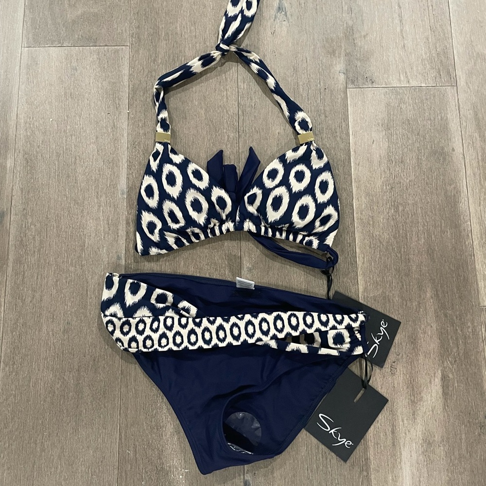 Skye Size L NWT Navy blue and white bikini